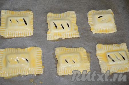 Смазать слоечки взбитым яйцом и отправить выпекаться в разогретую до 200 градусов духовку на 20 минут.