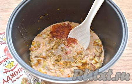 Приготовим заливку для гуляша, для этого в небольшую миску выкладываем сметану, добавляем томатную пасту, вливаем 100 мл тёплой кипячёной воды (или бульона), тщательно перемешиваем. Получившуюся заливку добавляем в чашу мультиварки. Всыпаем в чашу мультиварки специи (я добавила молотую паприку и сухую аджику), перемешиваем.