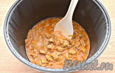 Мультиварку "Редмонд" закрываем крышкой. Включаем режим "Тушение" на 1 час. После звукового сигнала солим готовый гуляш из свинины, перемешиваем и даём блюду настояться под крышкой 10 минут.