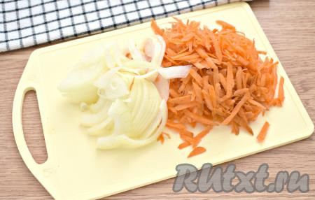 Очищаем морковку и лук. Натираем морковь на крупной тёрке. Лук нарезаем полукольцами.