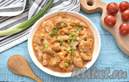 По истечении времени вкусный, ароматный, мягкий гуляш из свинины можно раскладывать из чаши мультиварки по тарелкам и, дополнив гарниром, подавать к столу.