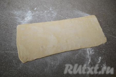 На присыпанной мукой поверхности раскатать пласт в прямоугольник размером 15 см на 36 см.