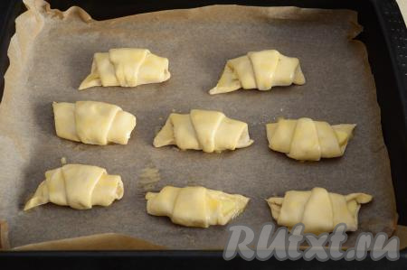 Смазать верх рогаликов взбитым яйцом и поставить в духовку, разогретую до 200 градусов, на 20 минут.