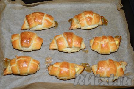 По прошествии 20 минут у меня были готовы вот такие пузатые рогалики приятного золотистого цвета.