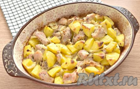 Форму с картошкой и свининой, покрытыми майонезом, отправляем минут на 50 в духовку, разогретую до 190 градусов. Время запекания может быть увеличено или уменьшено минут на 5-10, ориентируйтесь на готовность картошки, она должна стать мягкой и легко прокалываться вилкой.