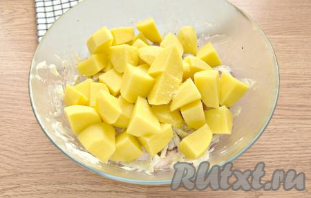 По истечении 40-50 минут к кусочкам свинины, замаринованным с луком, добавляем очищенную картошку, нарезанную на крупные кусочки. Добавляем немного соли, чтобы присолить картофель.