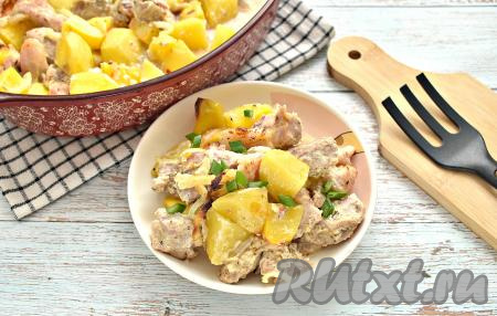 Свинину с картошкой, запечённые с майонезом в духовке, подаём к столу в горячем виде. Просто, сытно и вкусно, попробуйте!