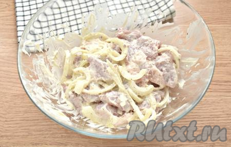 Отправляем мясо с луком мариноваться в холодильник на 40-50 минут.