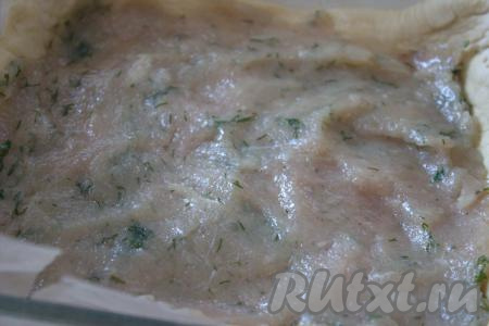 На слоёное тесто равномерно выложить подготовленную начинку из куриного фарша.