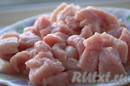 Пока размораживается тесто, куриное филе вымыть и нарезать на небольшие кусочки.