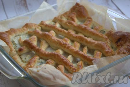 Пирог, приготовленный с куриным фаршем из слоеного теста, достать из духовки, дать ему немного остыть.