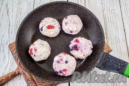 Если у вас творожная масса получилась достаточно плотной и не липкой, то можно сразу формировать сырники руками. Если же масса будет липкая, тогда сформируйте&nbsp;влажными руками сырники и обваляйте их в манной крупе со всех сторон. Сковороду хорошо накалите, влейте растительное масло, выложите сырники и готовьте под крышкой на медленном нагреве 4-5 минут.