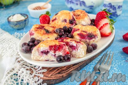 Вот какими аппетитными получились сырники, а приготовили мы их без муки, используя только творог, яйцо и манку.