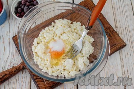 Творог выложите в миску, вбейте сырое яйцо, добавьте сахар.