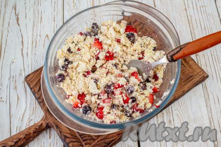 Перемешайте творог с ягодами и дайте творожной массе постоять минут 10 (за это время манка немного набухнет).