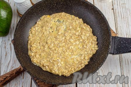 Сковороду диаметром 22-24 см хорошо нагрейте.&nbsp;Если у вас сковородка с хорошим антипригарным покрытием, то добавлять масло не надо. Ну а если вы не уверены в качестве своей сковороды, то смажьте её маслом. В прогретую сковороду вылейте тесто, тыльной стороной ложки распределите тесто по всему дну сковороды.