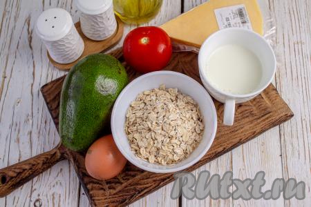 Подготовьте все необходимые ингредиенты для приготовления овсяноблина с авокадо, с сыром и помидорами.&nbsp;