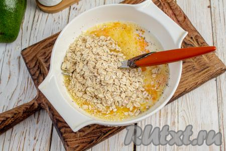 Всыпьте овсяные хлопья. Хлопья должны быть те, которые нужно варить.