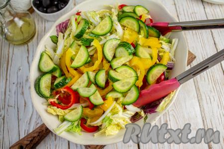 Свежий огурец нарежьте полукружочками и тоже отправьте в салатник.