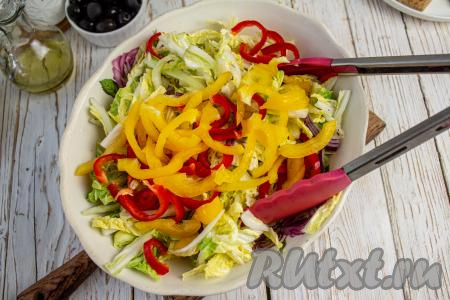 Болгарский перец промойте, обсушите, очистите от семян и нарежьте на тонкие полоски, добавьте в салатник. Греческий салат будет выглядеть более красочно, если добавить перец нескольких цветов.