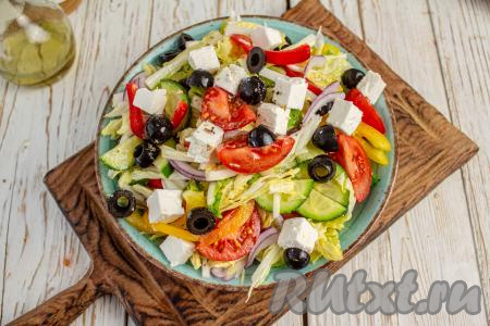 Я перемешиваю греческий салат в общем большом салатнике, затем раскладываю по тарелкам и добавляю сыр, нарезанный на небольшие кубики. Если сыр сразу добавить в большой салатник, то при перемешивании он потеряет форму.