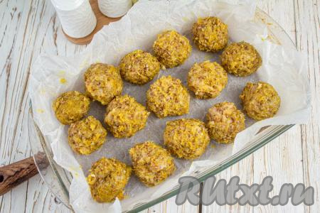 Слегка влажными руками сформируйте небольшие шарики - гречаники&nbsp; (я сформировала 15 штук). Форму для запекания застелите пергаментом (или смажьте растительным маслом), затем выложите гречаники. Поставьте их запекаться минут на 20 в духовку, заранее разогретую до 200 градусов.&nbsp;