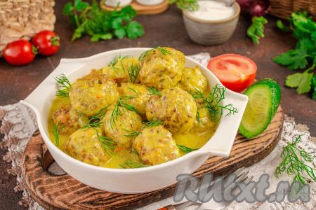 Очень вкусные, аппетитные гречаники готовы, к столу подаём в горячем виде, дополнив гарниром, поливая его сметанным соусом. 