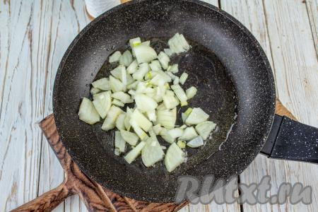 Пока гречаники запекаются, займёмся сметанным соусом. Для этого очищенную и мелко нарезанную луковицу выложите в разогретое масло и на среднем огне обжаривайте в течение 3-4 минут (до мягкости), не забывая помешивать.