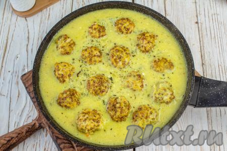 Переложите гречаники в сковороду со сметанным соусом, снова доведите соус до кипения. А затем тушите гречаники под крышкой на минимальном огне 10 минут (в процессе тушения можно перевернуть гречаники на другую сторону, чтобы они протушись в соусе со всех сторон).&nbsp;