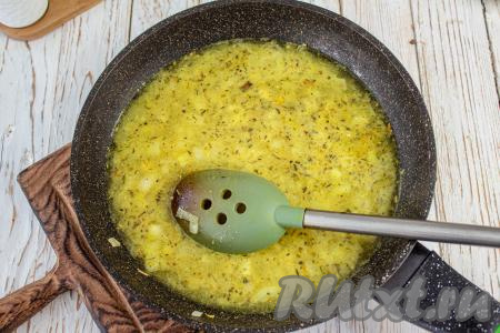 Затем тонкой струйкой, постоянно помешивая, влейте в сковороду воду и, не переставая помешивать, доведите до кипения.&nbsp;