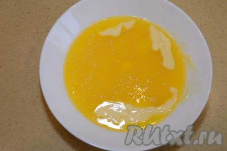 Сливочное масло растопить до жидкого состояния (я растопила в микроволновке). Если масло сильно нагрелось, дайте ему остыть до тёплого состояния.