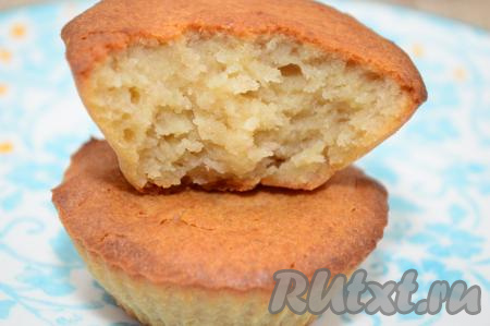 Кексы снаружи покрыты аппетитной корочкой, а внутри они слегка влажноваты.