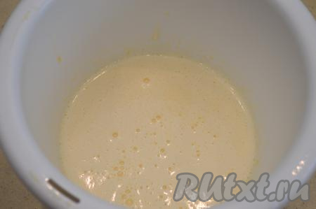 К яйцам всыпать сахар и взбить миксером (или венчиком) до посветления массы. Обычно на взбивание требуется 2-3 минуты.