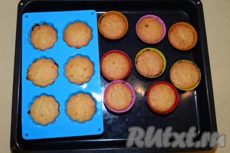 Противень с силиконовыми формочками поставить в духовку, предварительно разогретую до 180 градусов, и выпекать творожно-банановые кексы минут 40. Для того чтобы убедиться в готовности, проколите выпечку сухой деревянной шпажкой, если и после прокалывания кекса шпажка останется сухой и на ней будут отсутствовать следы теста, значит пора доставать выпечку из духовки.