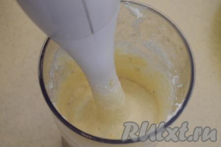 Пробить бананы и творог погружным блендером до однородности массы. Если у вас достаточно однородный (не крупинчатый) творог, то можно вместо блендера размять творог с бананами обычной вилкой.