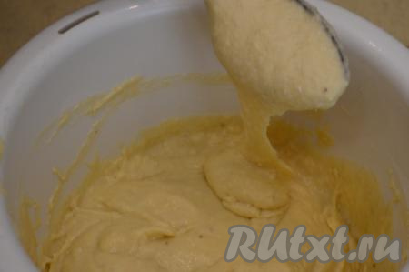 Тесто будет медленно стекать с ложки широкой лентой. Добавляя муку, важно ориентироваться не на количество, указанное в рецепте, а на консистенцию замешиваемого теста.