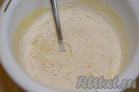 Всыпать 1 стакан муки (объём стакана 200 мл), перемешать, добавить разрыхлитель, снова перемешать.