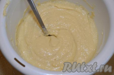 Затем, постепенно добавляя муку и перемешивая ложкой, замесить тесто, напоминающее по консистенции достаточно густую сметану.