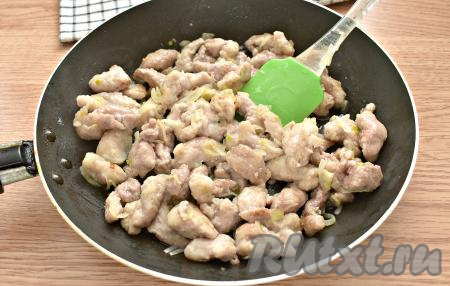 К обжаренному луку выкладываем брусочки свинины, обваленные в муке, перемешиваем. Обжариваем до изменения цвета мяса со всех сторон (у меня ушло на это 6 минут).