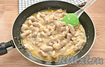 Доводим соус из сметаны на сковороде до кипения. Убавляем нагрев плиты до минимального. Сковороду накрываем крышкой. Готовим бефстроганов из свинины 20-25 минут.