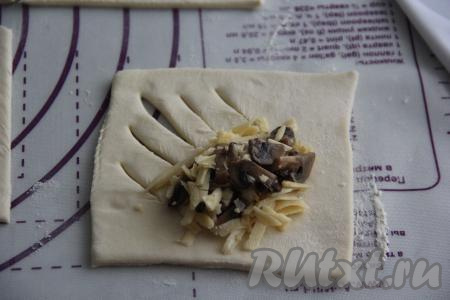 На противоположенный угол выложить часть начинки. Я сразу разделила начинку на 8 частей.