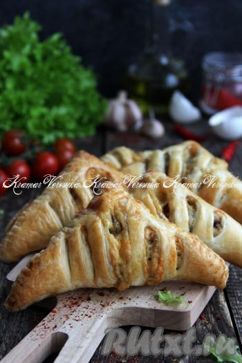 Ароматные, воздушные конвертики, приготовленные из слоёного теста с начинкой из грибов и сыра, хороши на вкус и в горячем виде, и полностью остывшие.