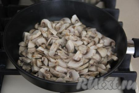 Прежде всего нужно при комнатной температуре разморозить слоёное тесто. Шампиньоны промыть водой, нарезать на пластинки. В сковороду влить масло, выложить нарезанные шампиньоны и обжаривать их минут 15 на среднем огне, периодически помешивая. Посолить по вкусу.