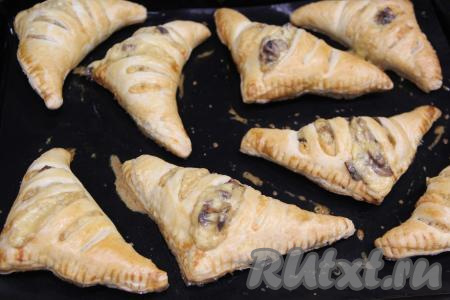 Смазать конвертики взбитым яичным желтком и поставить их в разогретую духовку. Выпекать при температуре 180-200 градусов минут 15-20 (до золотистого цвета).