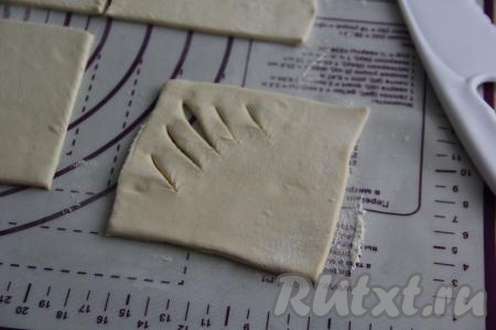 На каждом квадратике сделать несколько разрезов острым ножом ближе к одному углу.