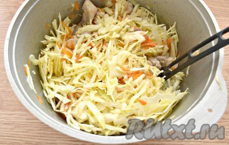 Накрываем казан (или сковороду) крышкой, убавляем до минимума огонь.