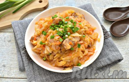 Вкусная, сочная, аппетитная капуста, тушёная со свиной грудинкой, готова, к столу подаём блюдо в горячем виде, посыпав, по желанию, свежей зеленью.