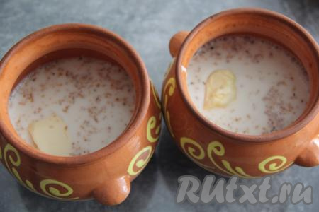 Соединить молоко с водой, перемешать. В каждый горшочек влить по 150 мл получившейся смеси молока и воды, добавить по 20 грамм сливочного масла.