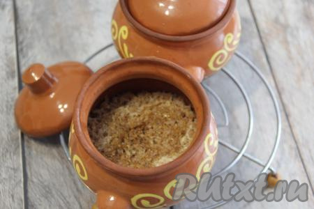 Горшочки накрыть крышками и поставить их в хорошо разогретую духовку. Готовить пшеничную кашу минут 35 при температуре 180 градусов.&nbsp;