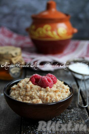Вкусную, полезную пшеничную кашу разложить по тарелкам и подать к столу, украсив, по желанию, ягодами, кусочками фруктов или полив мёдом.&nbsp;